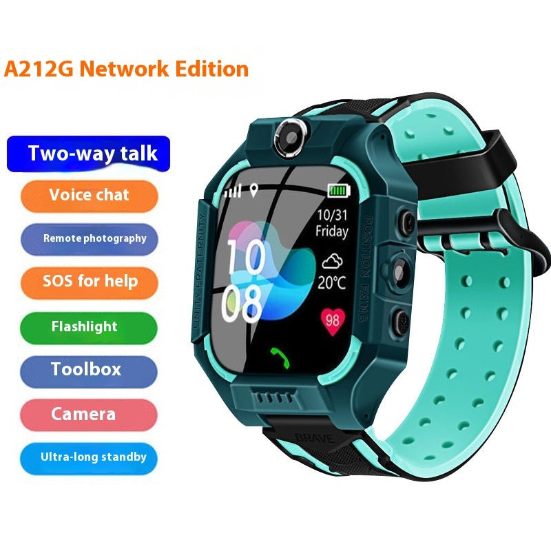 anak bermain di luar dengan smartwatch aman